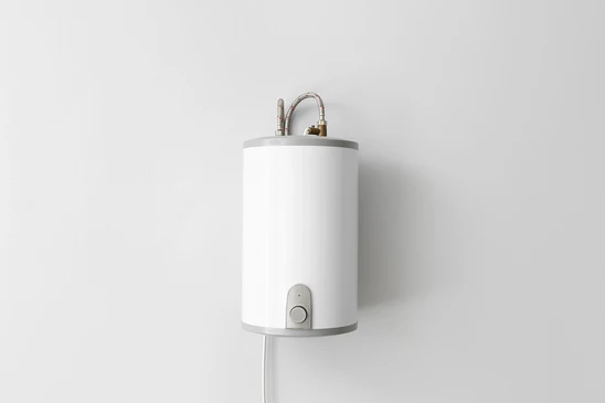 Int&eacute;rieur minimaliste avec chauffe-eau &eacute;lectrique mural blanc install&eacute; sur mur gris clair