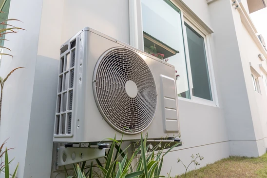 Installation du compresseur d'unité extérieure en état d'air à l'extérieur de la maison
