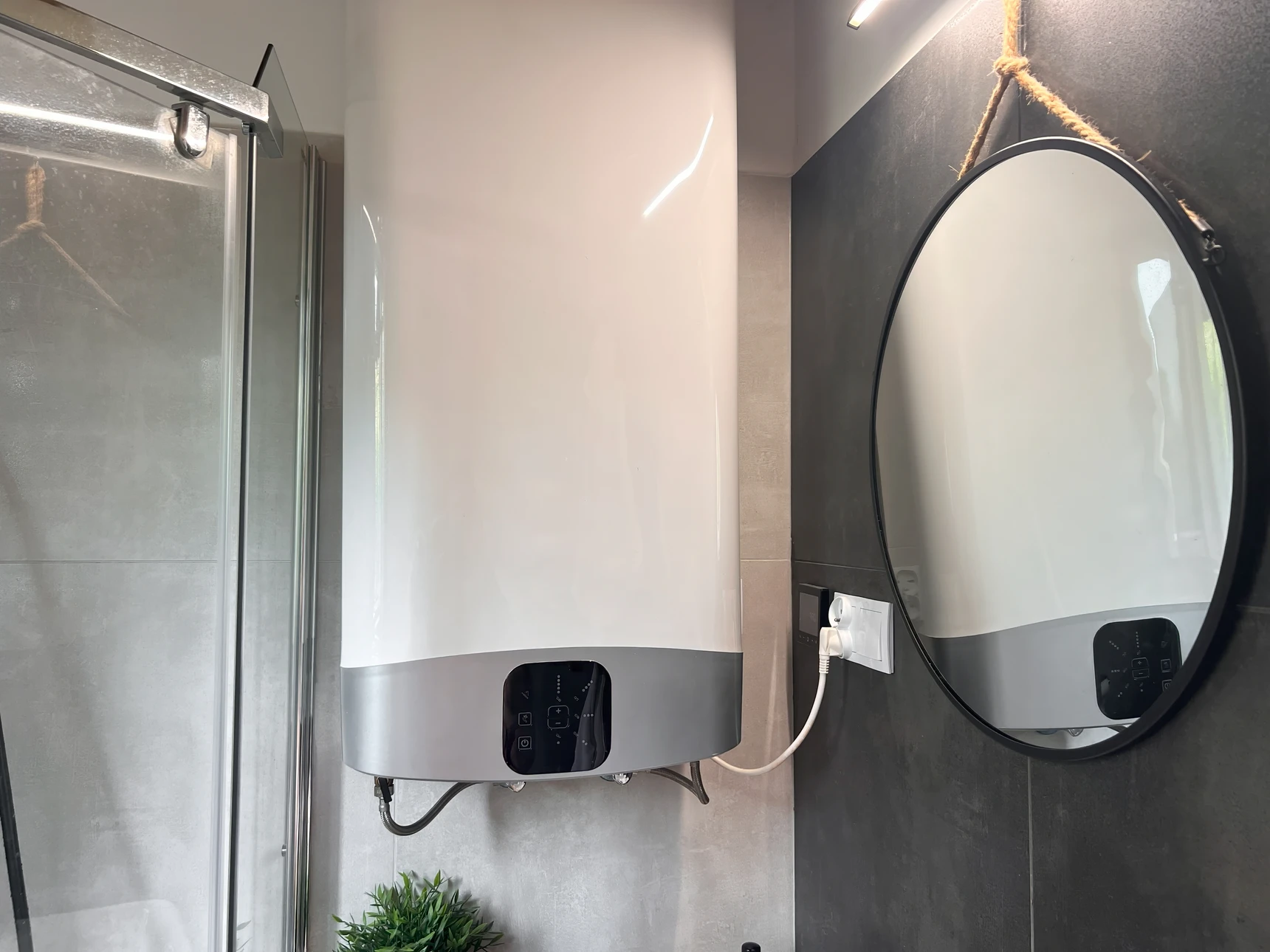 Intérieur résidentiel avec installation de chauffe-eau électrique mural blanc