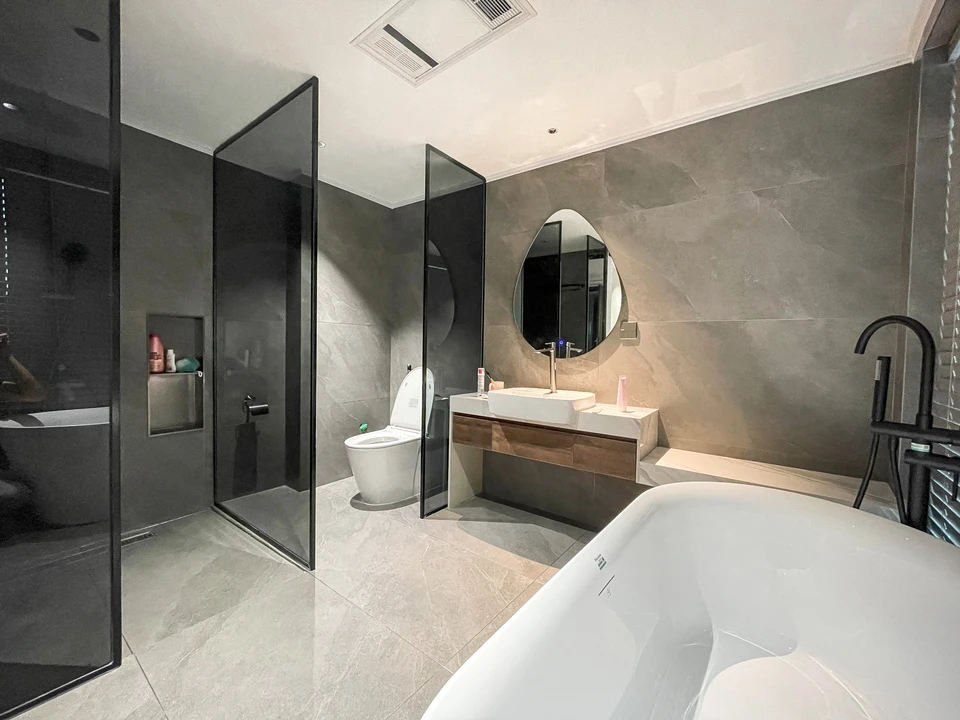 Enfant souriant dans baignoire recevant shampooing, yeux fermés, cheveux savonneux