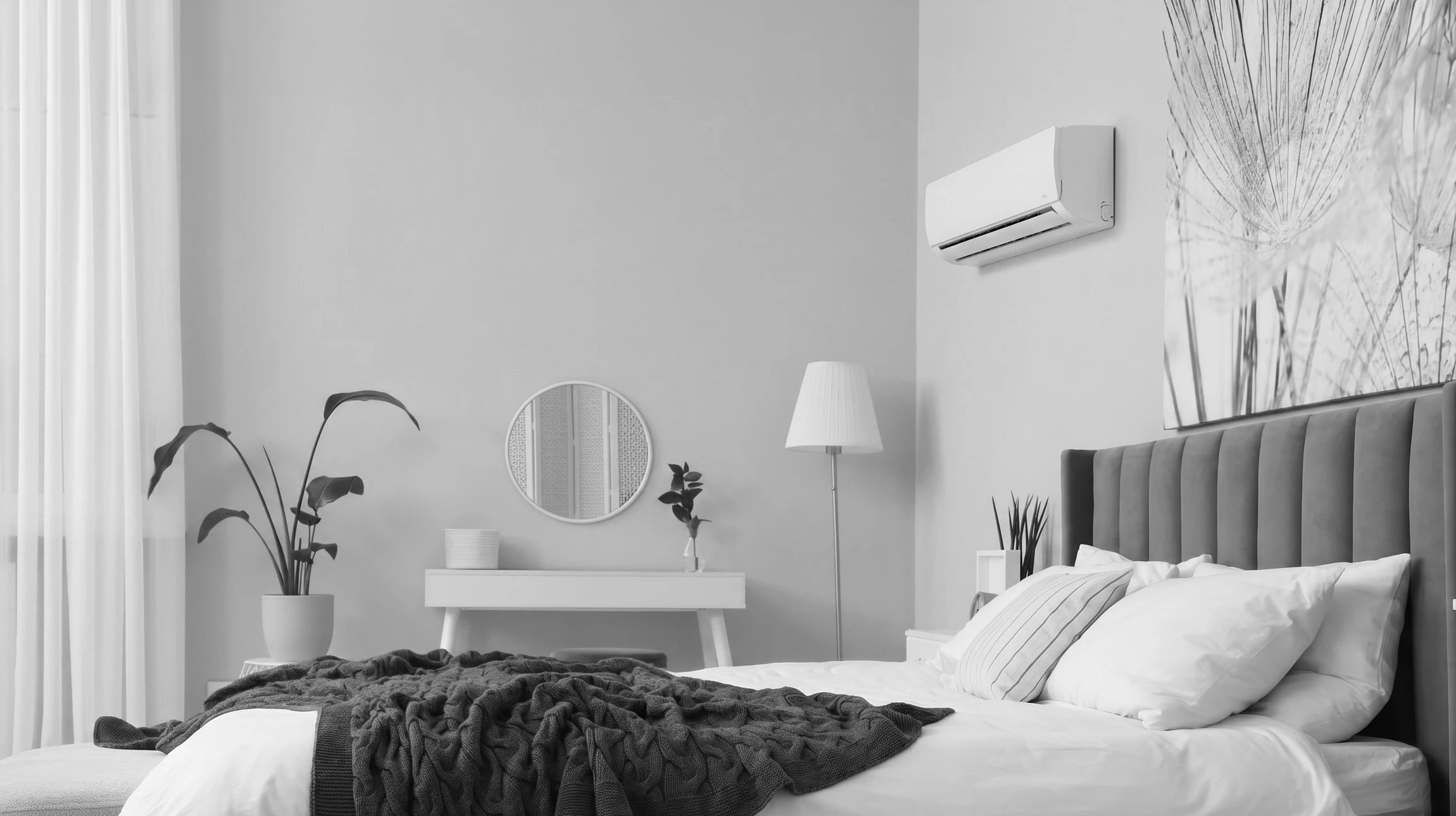 Technicien en équipement de protection individuelle installant une unité de climatisation extérieure sur façade résidentielle